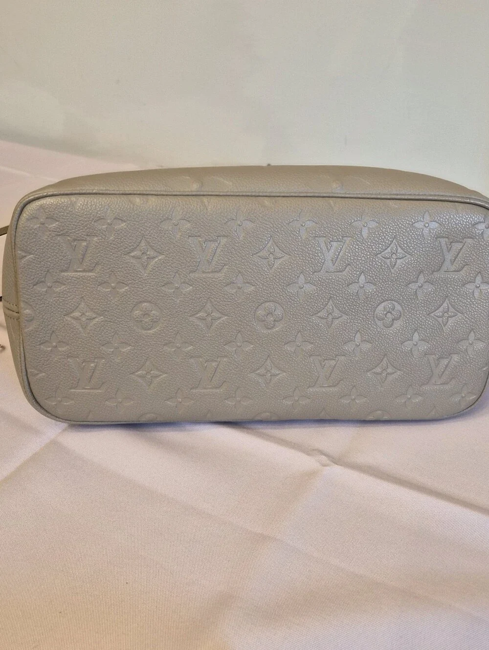 Louis Vuitton Neverfull MM Empreinte Turtle Dove Microchipped